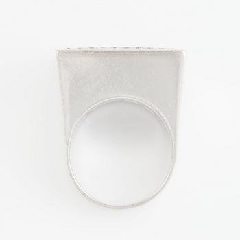 Sigurd Persson, an 18K white gold ring set with round brilliant-cut diamonds, Stockholm 1974, executed by Wolfang Gessl.