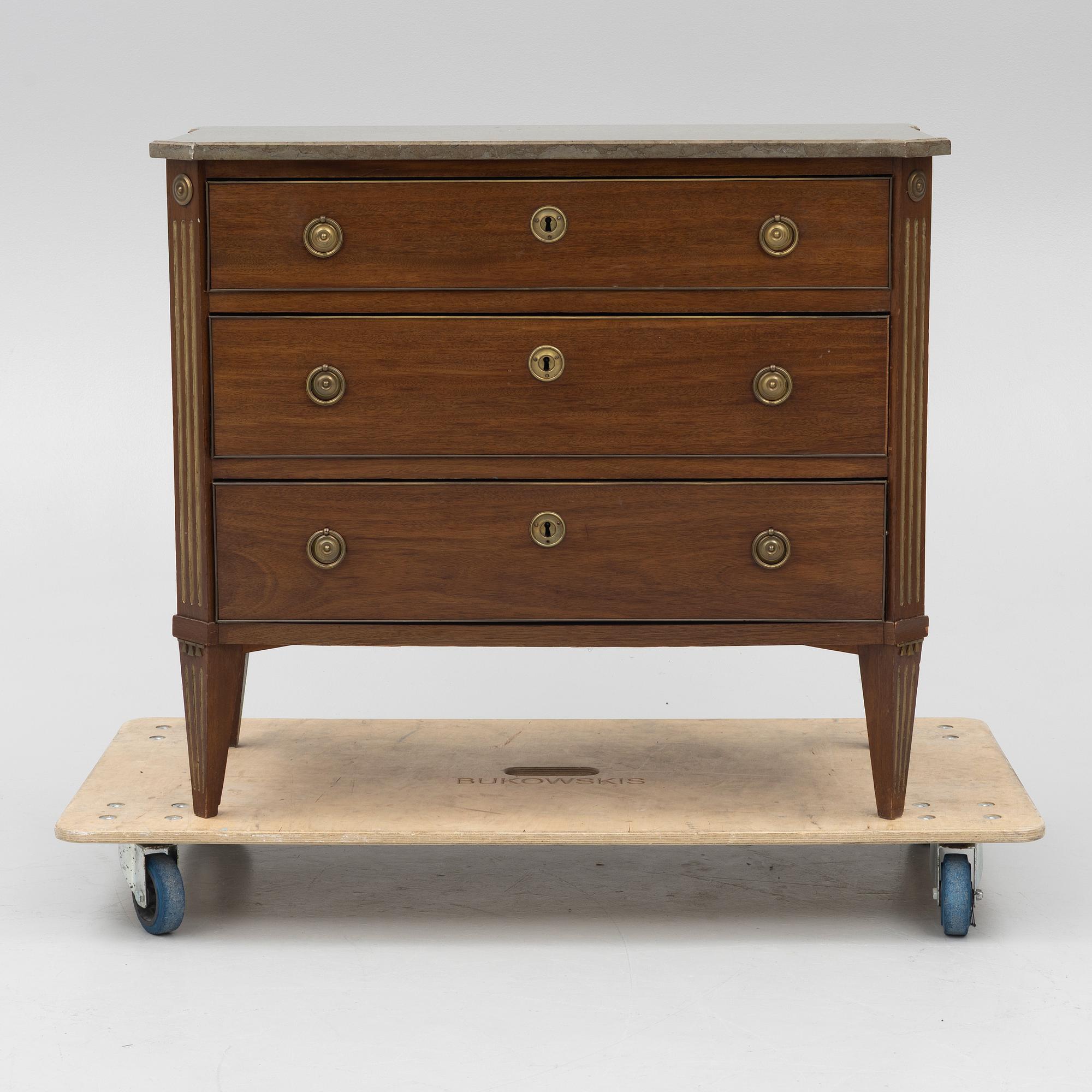 A Gustaivain style chest of drawers, around 1900.