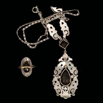 COLLIER SAMT RING, 18 k guld samt silver med rökkvarts samt markasiter. Totalvikt 18,5 g.