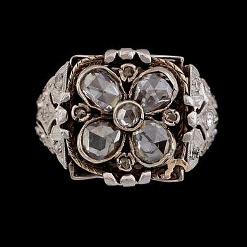 RING, vitguld, rosenslipade och gammalslipade diamanter. Vikt ca 7 g.