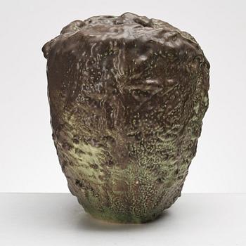 Mårten Medbo, vas, signerad och daterad 2001.