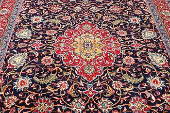 A KAshan carpet, a. 312 x 206 cm.