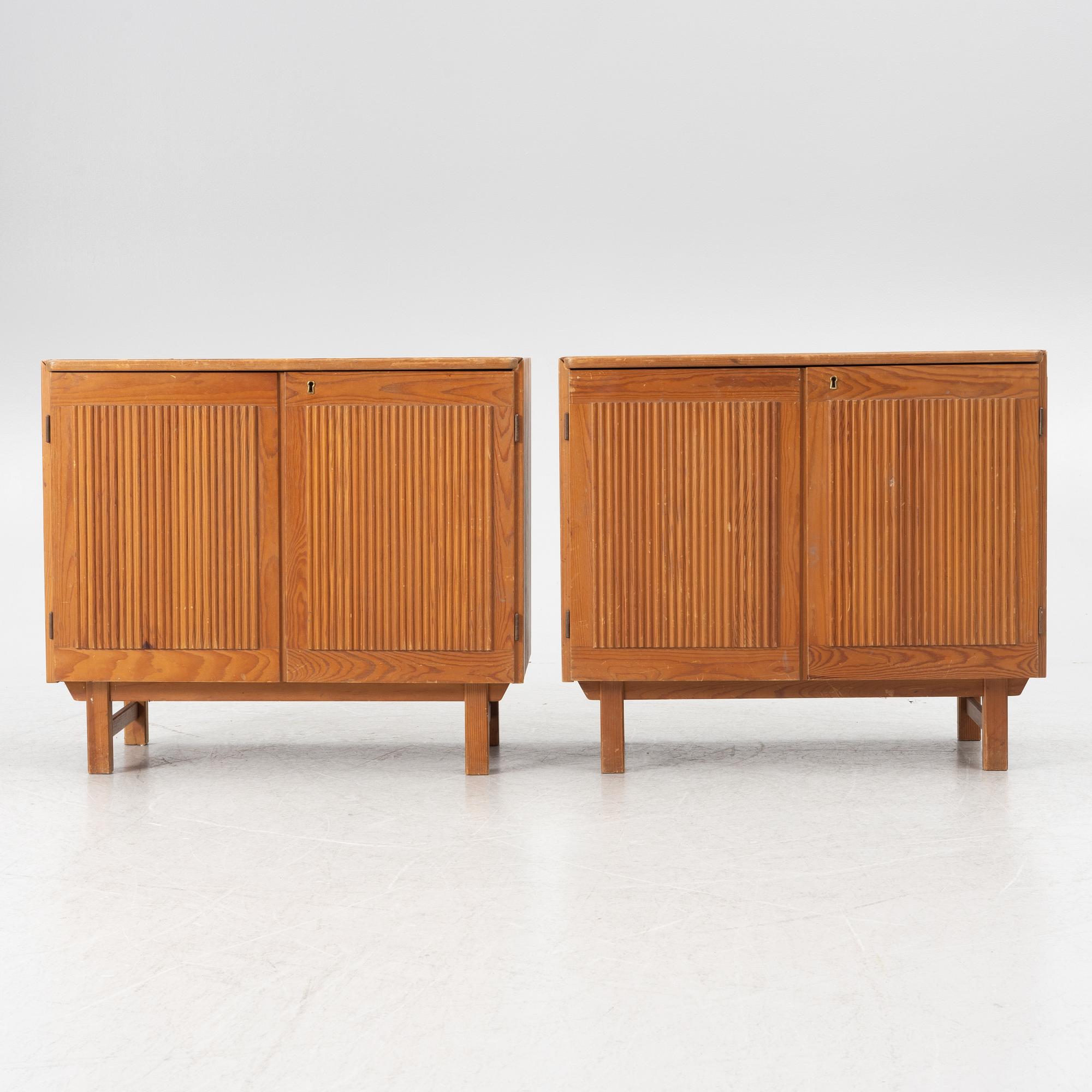 Skåp, ett par, sportstugemöbler, Svensk Fur, 1900-talets mitt.