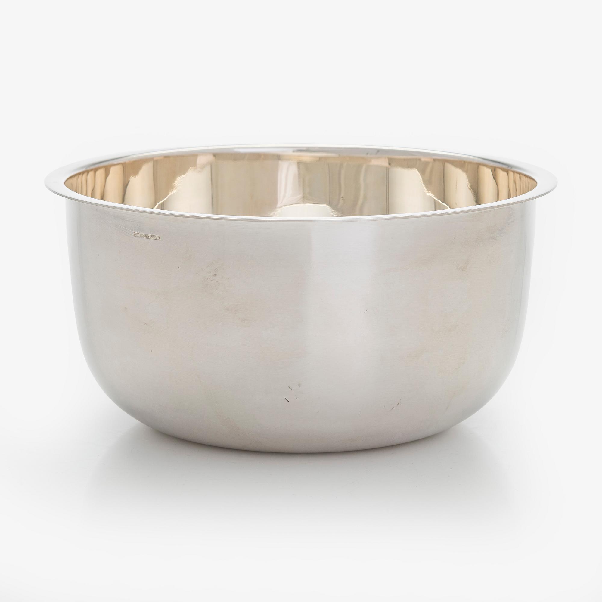 A silver punch bowl with ladle and six beakers, Auran Kultaseppä, Turku 1975-76. In original wooden box.