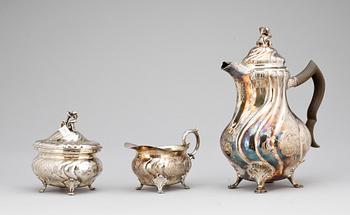 KAFFESERVIS, 3 delar, silver rokokostil, CG Hallberg Stockholm 1944. Tot vikt ca 1315 gram.