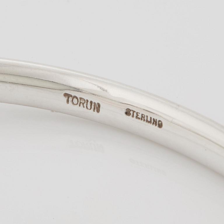 Vivianna Torun Bülow-Hübe, set om armring, brosch samt örhängen, ett par, egen verkstad sannolikt 1980-tal, sterling.