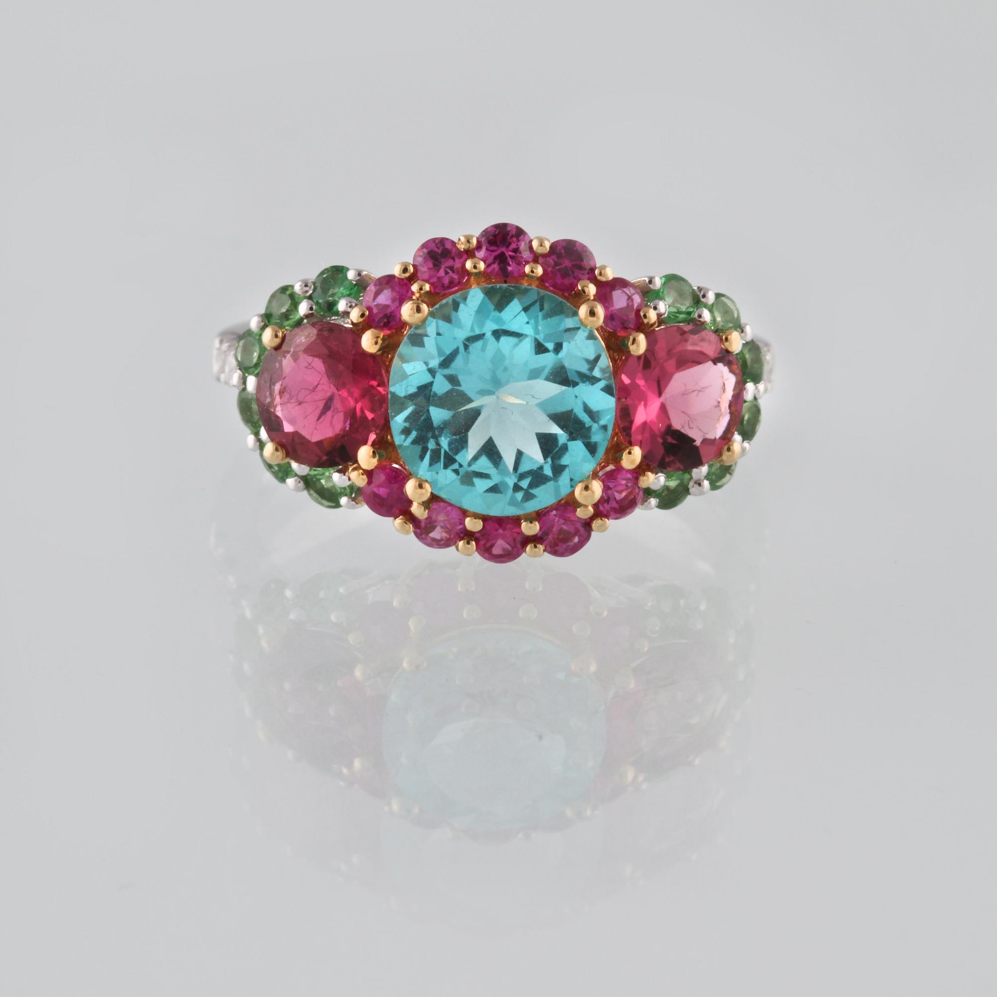 RING, 18K vitguld med bl a briljantslipade diamanter ca 0.10 ct samt rubiner ca 0.39 ct. Vikt 3,6 gram.