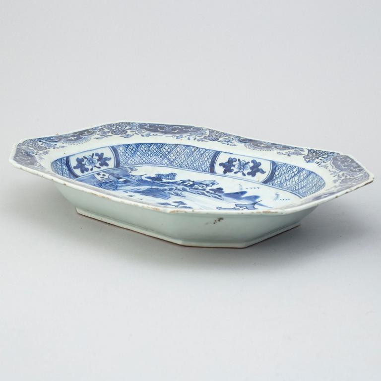 A blue and white tureen with cover, Qing dynasty, Qianlong (1736-95).