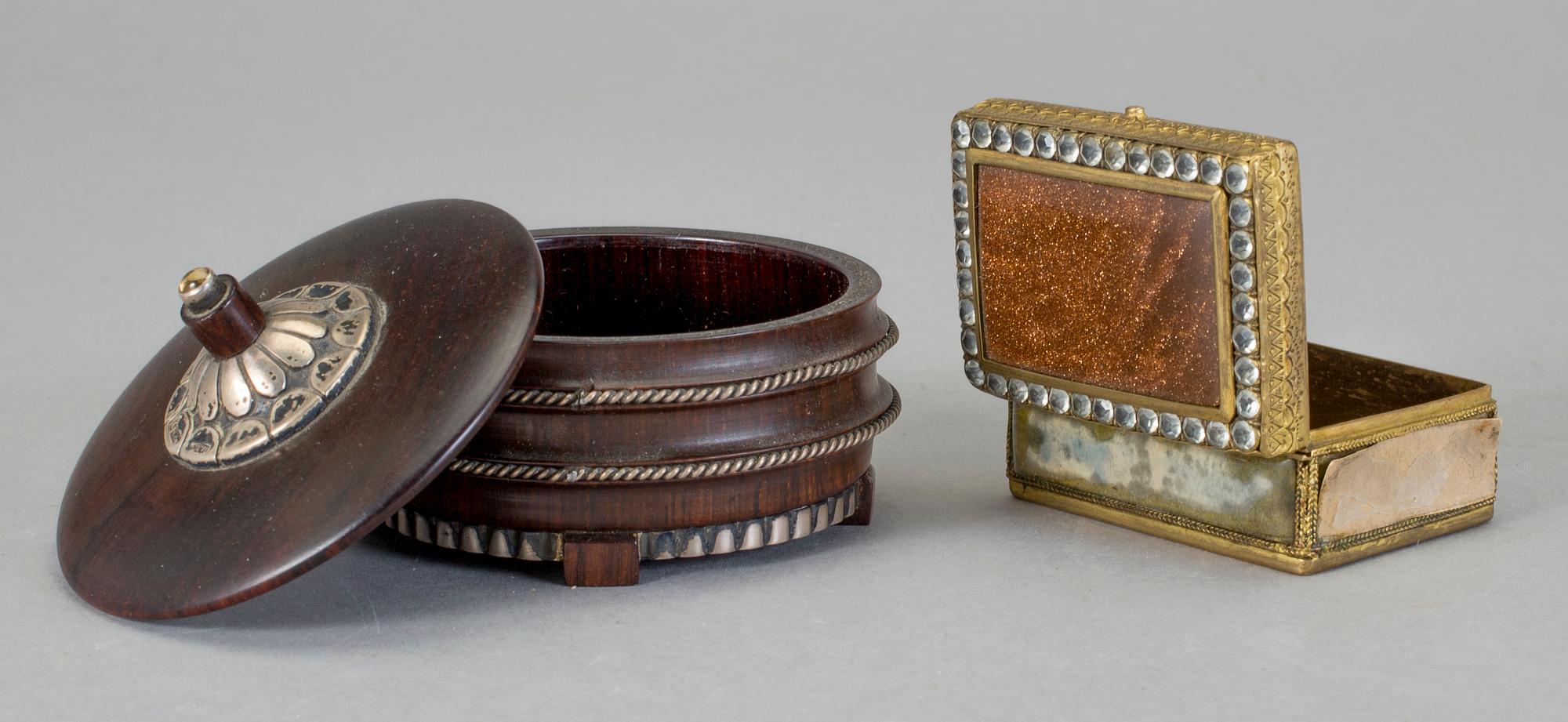 DOSOR, 2 st, mässing och aventuringlas resp trä, sannolikt ostasien och 1800-1900-tal.