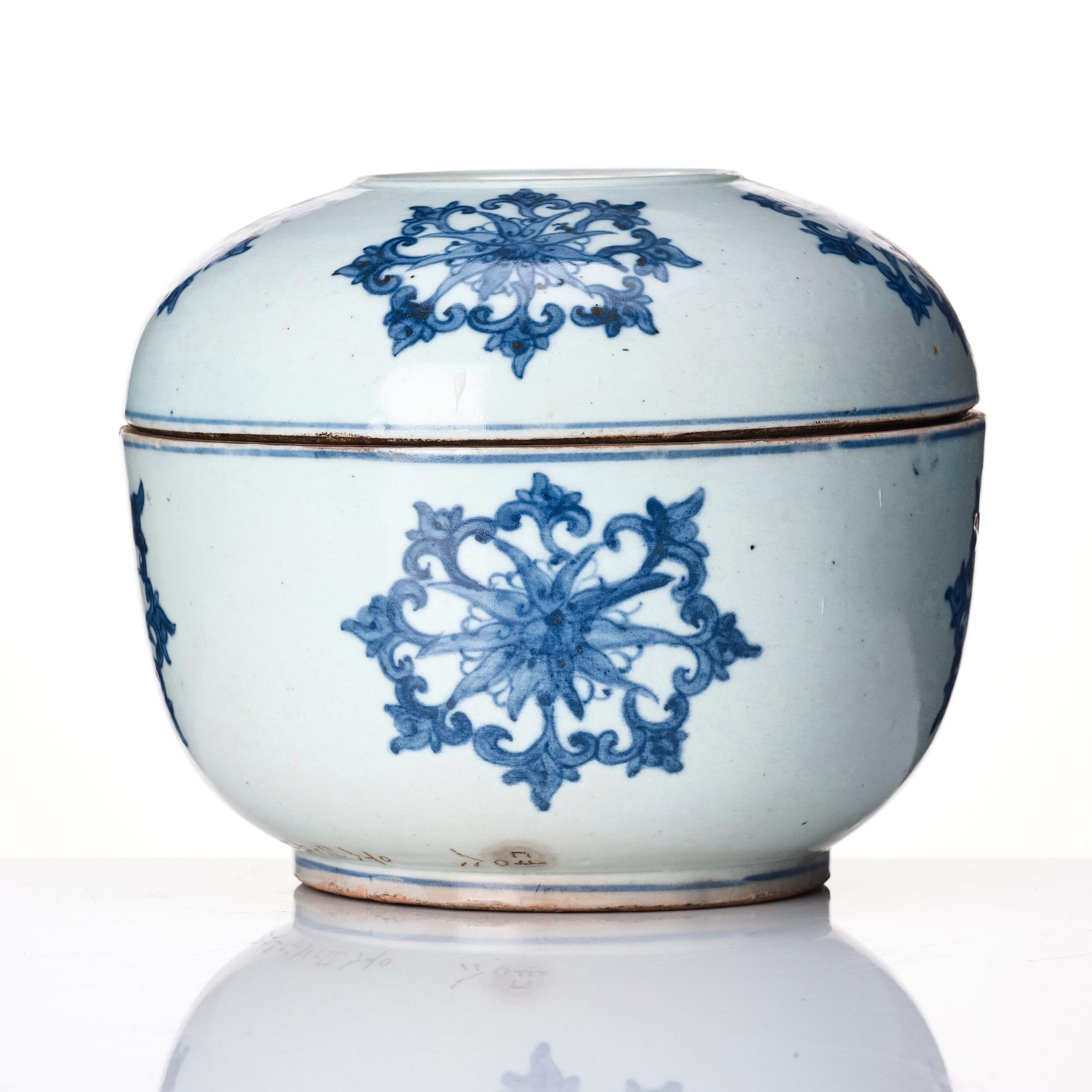 A large blue and white Korean box with cover, Joseon (1392-1897).