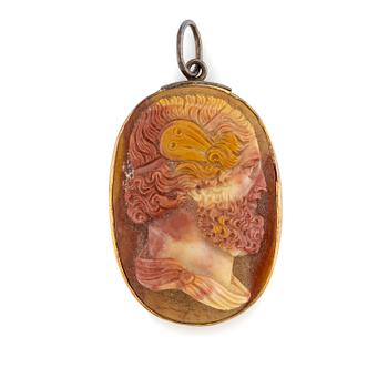 557. An 18K gold pendant with a hardstone cameo.