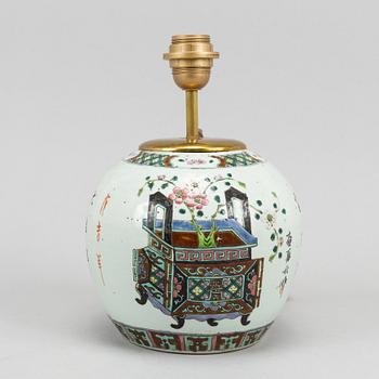 Lampa, porslin, sen Qingdynasti, 1800-talets andra hälft.