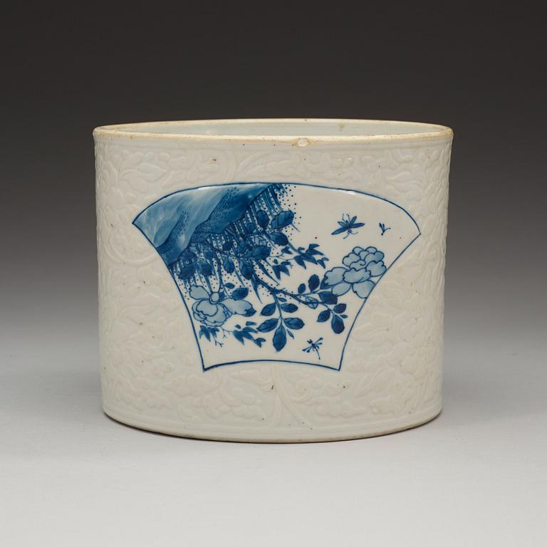 A blue and white brush pot, Qing dynasty, Kangxi (1662-1722).