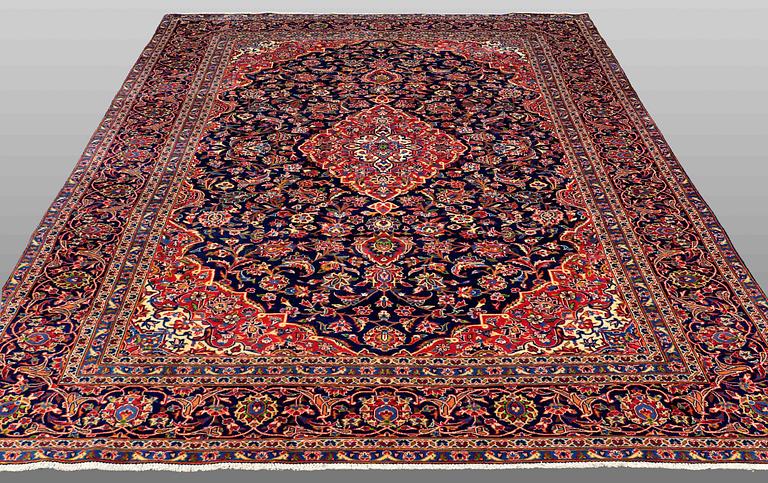 a carpet, Kashan, ca 330 x 233 cm.