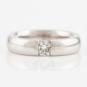 Ring in 18K white gold with a round brilliant-cut diamond.