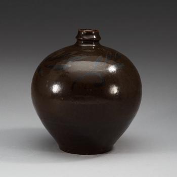 A brown and black glazed vase, Song dynasty (960-1279).