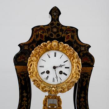 BORDSPENDYL, svärtat trä, 1800-talets andra hälft.