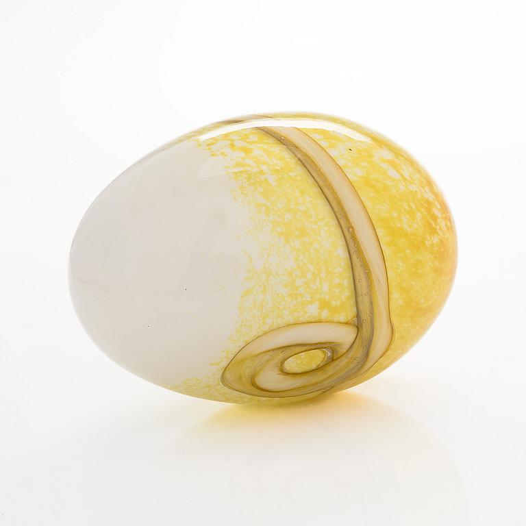 Oiva Toikka, a "Steller's Eider" glass bird and egg, signed O. Toikka Nuutajärvi 2006, the egg numbered 668/750.