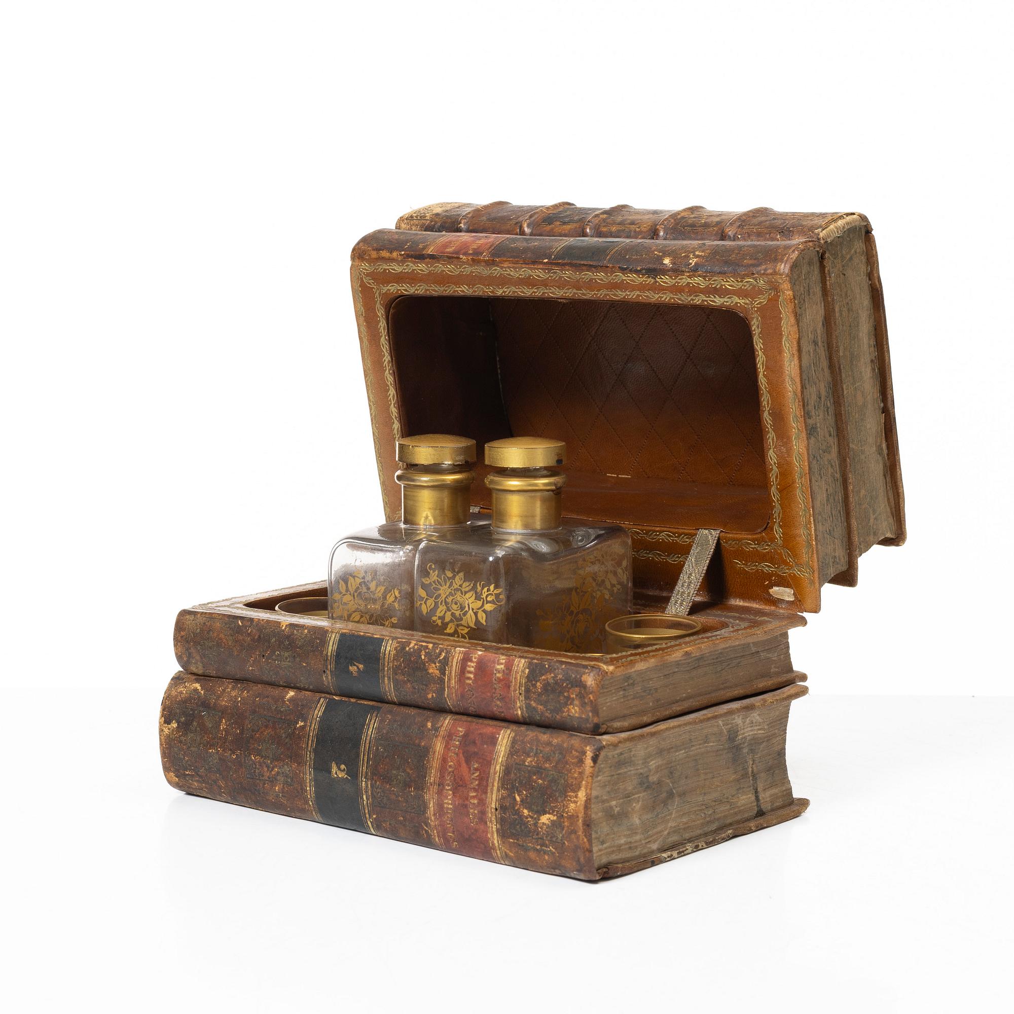 Bokgömma med likörset, 1900-tal med äldre böcker.