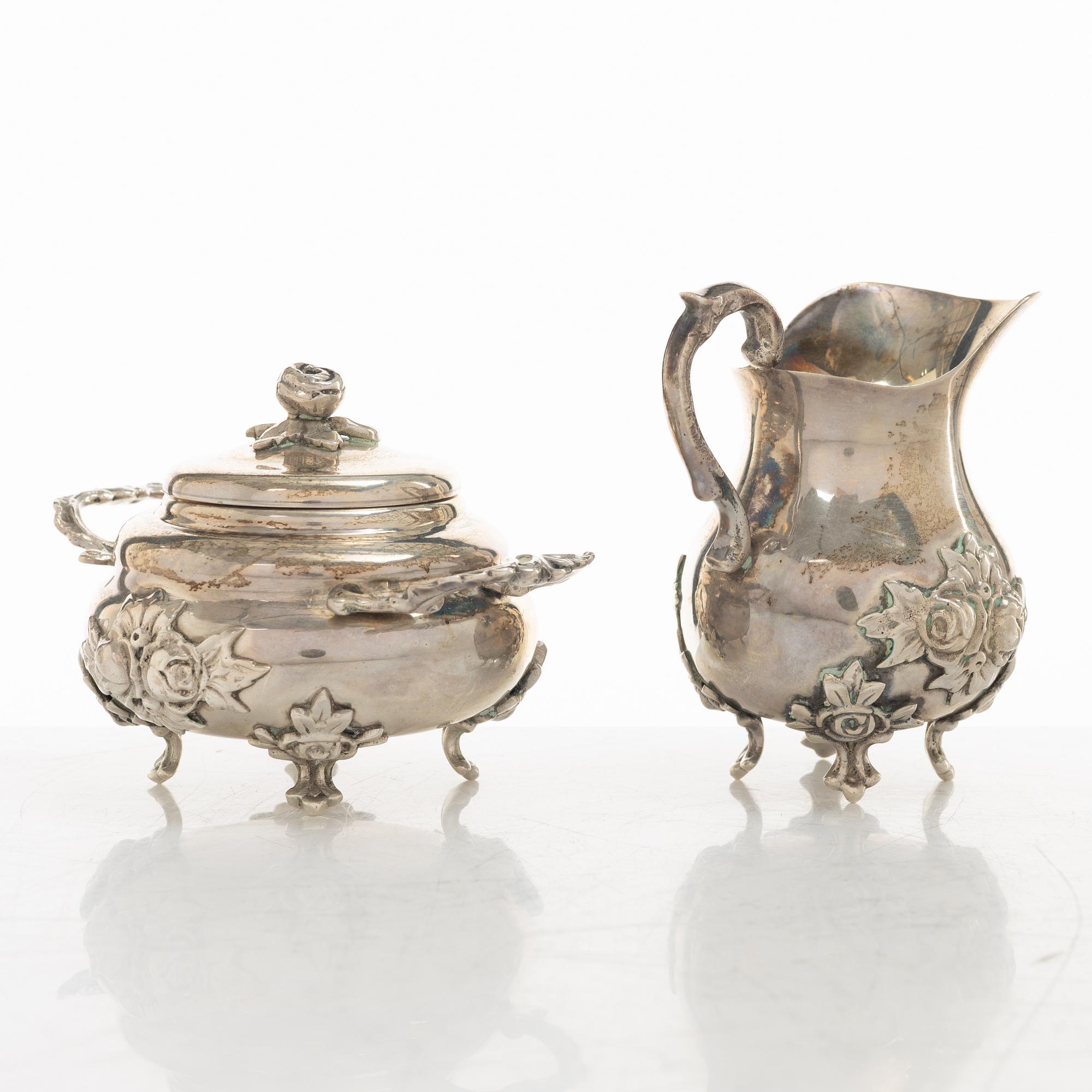 Bricka, gräddkanna, sockerskål samt sockertång, silver, rokokostil, 1900-tal.