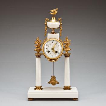 BORDSPENDYL, Louis XVI-stil, 1900-talets andra hälft.
