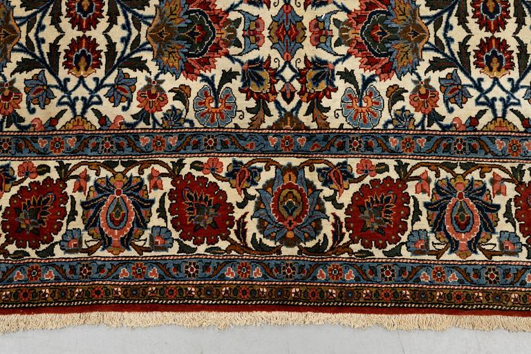 A carpet, semi-antique, ca 314,5 x 218 cm.