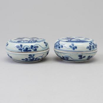 Two blue and white boxes with covers, Qing dynasty, Kangxi (1662-1722).