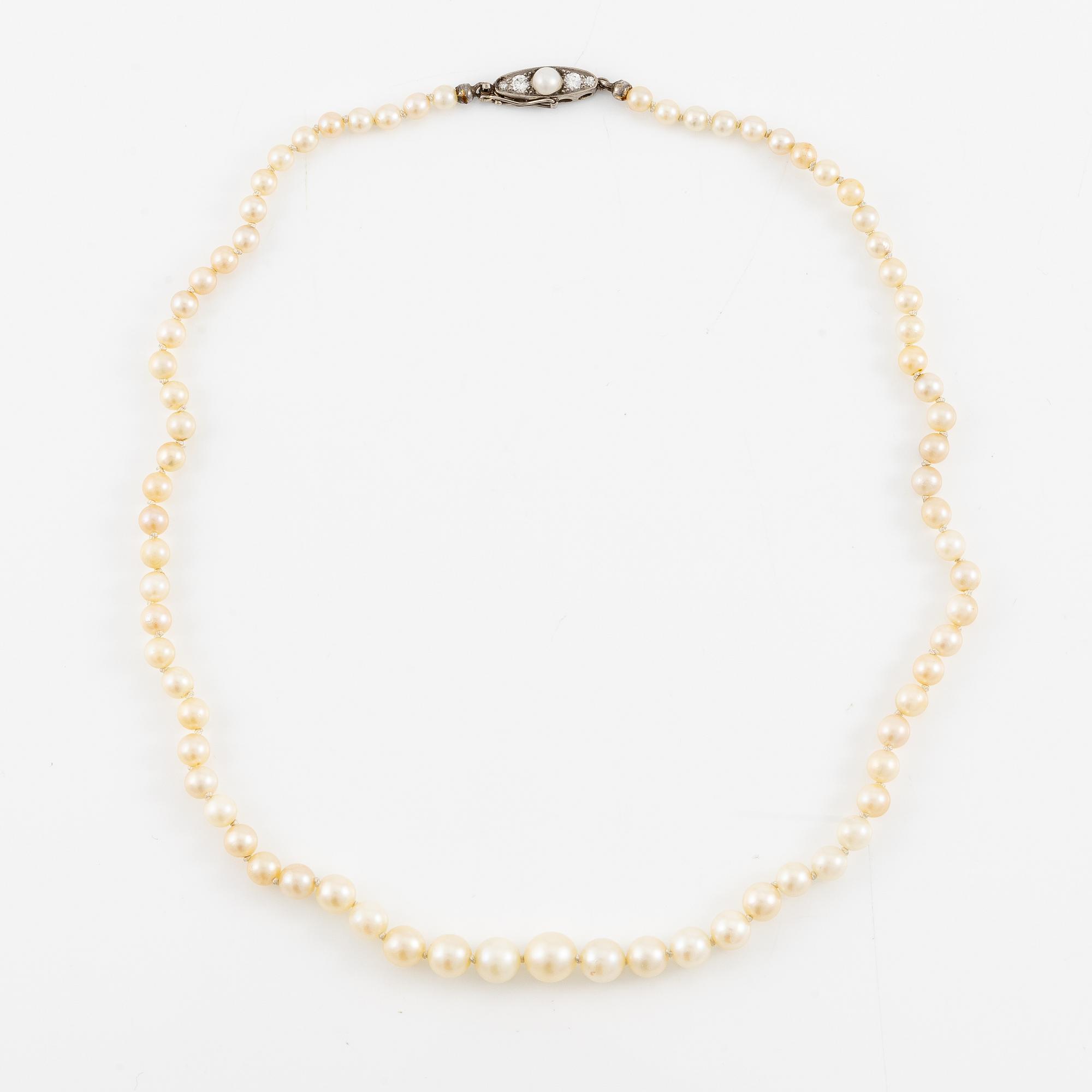 Pearl necklace, with graduated cultured pearls, clasp in gold set with brilliant-cut diamonds and a pearl.