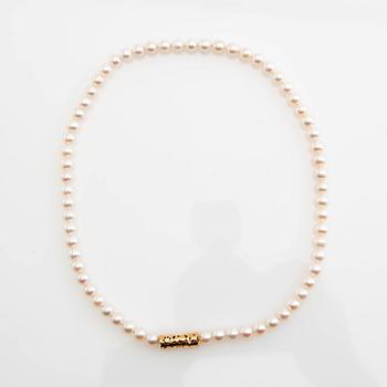 Ole Lynggaard, clasp, 18K gold with diamonds, as well as two necklaces and a bracelet.