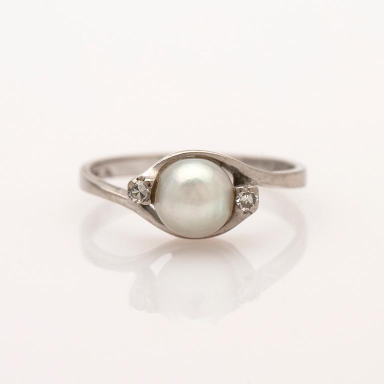 Ring, 18K vitguld, med pärla och briljanter.