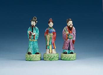 1595. FIGURINER, tre stycken, kompaniporslin. Qing dynastin, omkring år 1800.