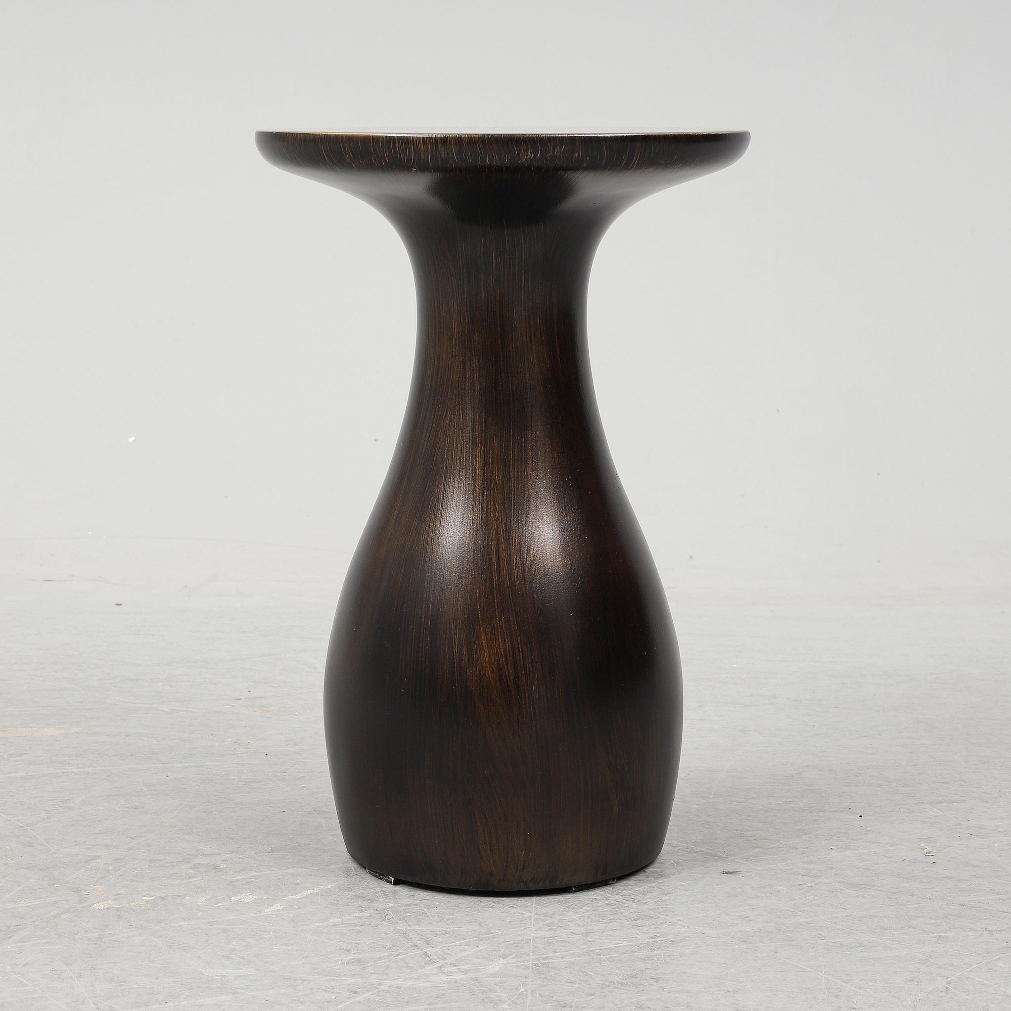 BARBARA BARRY, "Swell accent table" för Baker Furniture.