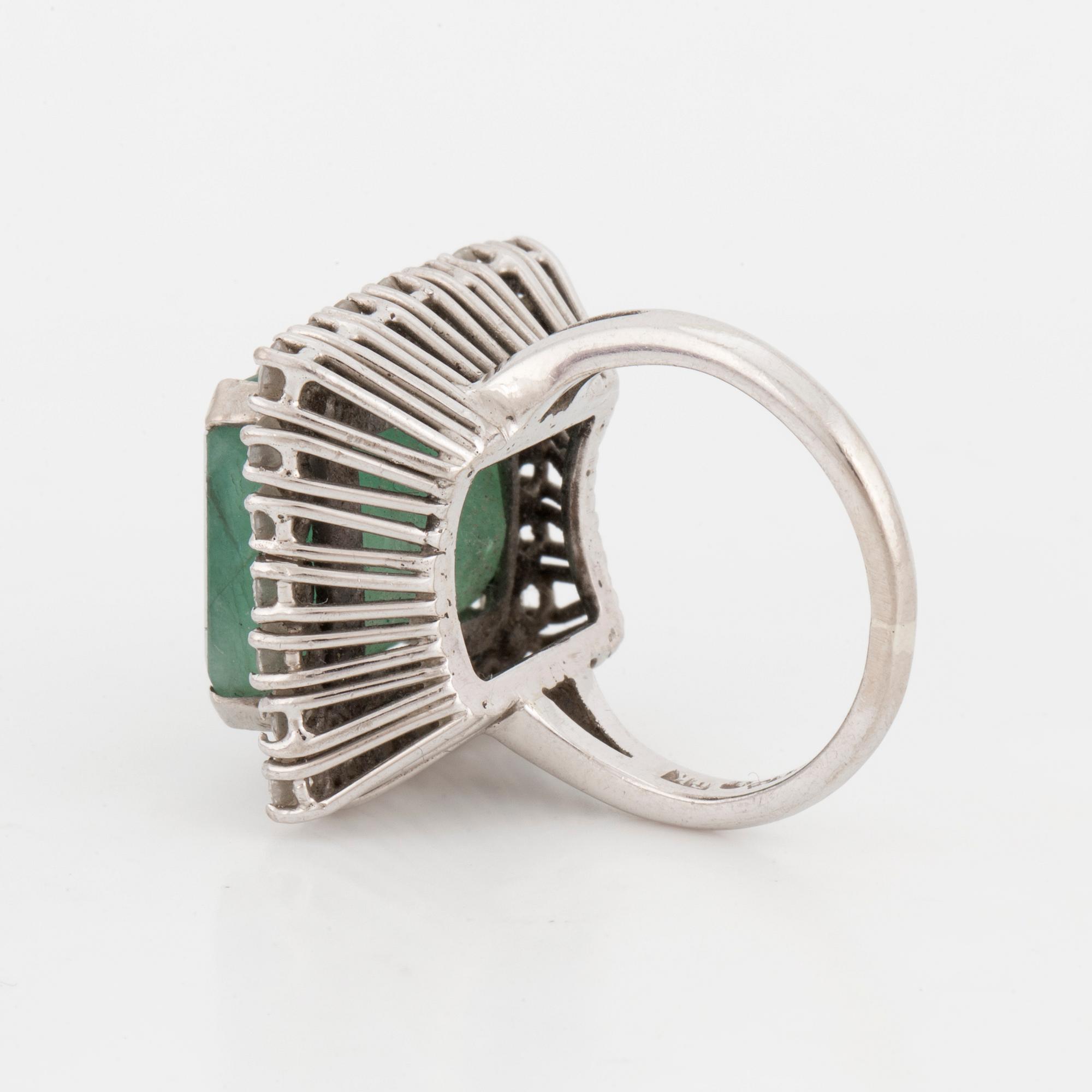 RING, with emerald and diamonds.