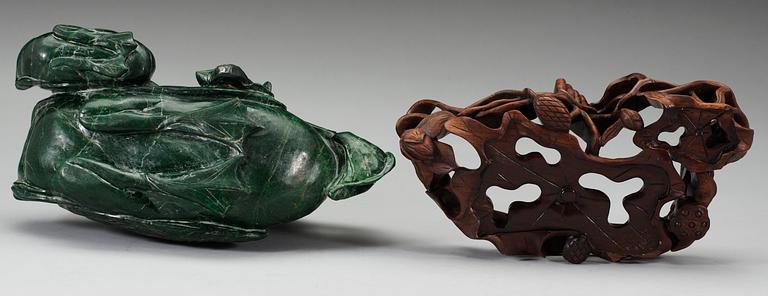 A green stone sculpture of two ducks, presumably late Qing dynasty.