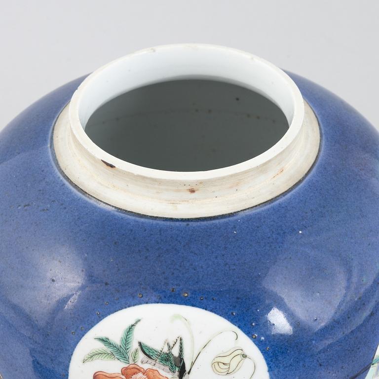 A porcelain pot with cover, China, early 20th century.