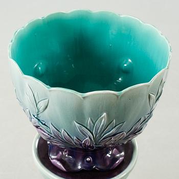 A majolica ware pedestal and a flower pot from Rörstrand, around the year 1900.