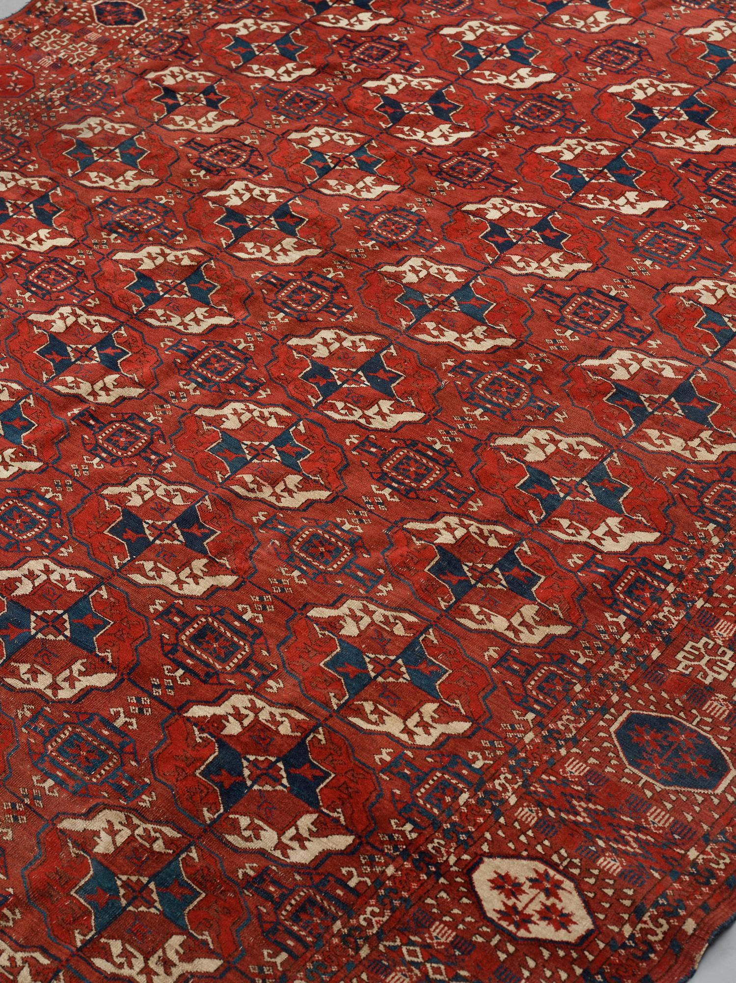 Matta, antik Tekke huvudmatta, ca 287-293,5 x 207-219,5 cm (samt kortsidorna med 1 cm slätväv).