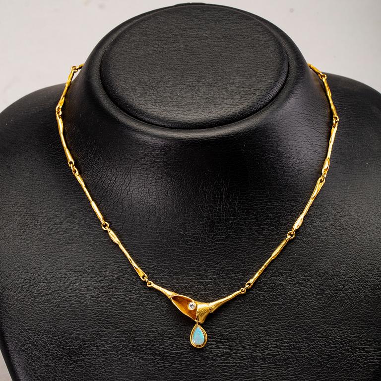 NECKLACE 18K gold 1brilliant-cut diamond approx 0,08 ct and 1 opal (probably doublet).