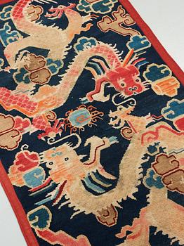 RUG. Antique Tibet. 162 x 88,5 cm. Late Qing dynasty.