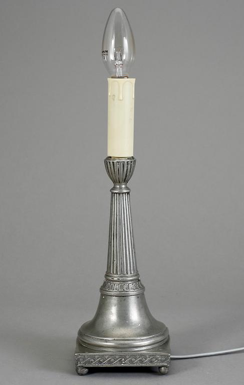 LJUSSTAKE/BORDSLAMPA, tenn. Nils Justelius, Eksjö, 1819.