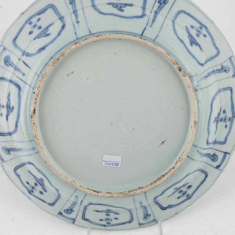 A blue and white kraak dish, Ming dynasty, Wanli (1572-1622).