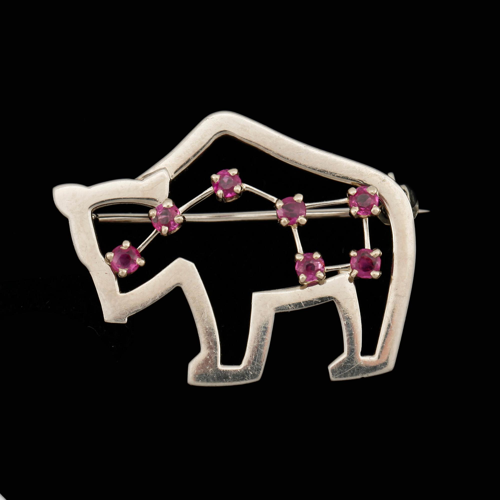 BROSCH, 18k vitguld med små rubiner, Hovjuvelerare CF Carlman, Stockholm, 1959. Vikt 5,7g.