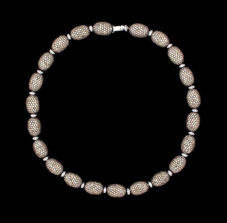 A brandy- and white coloured diamond necklace, tot. 76.70 cts/resp. 3.05 cts.