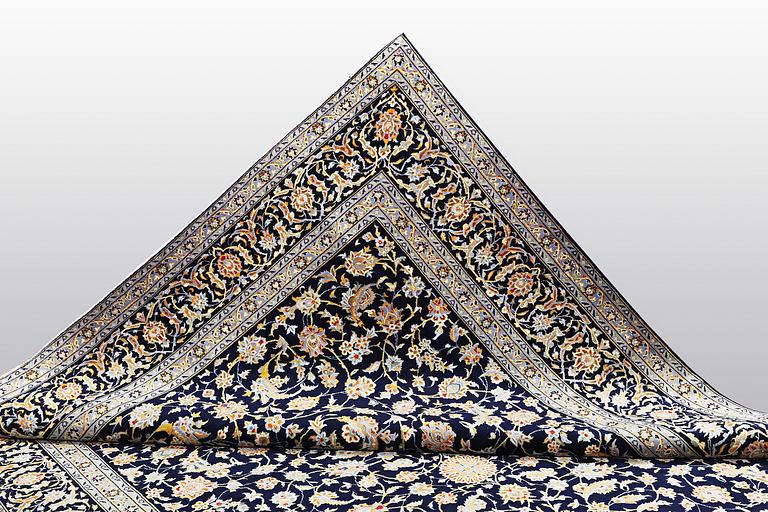 A carpet, Kashan, ca 416 x 304 cm.