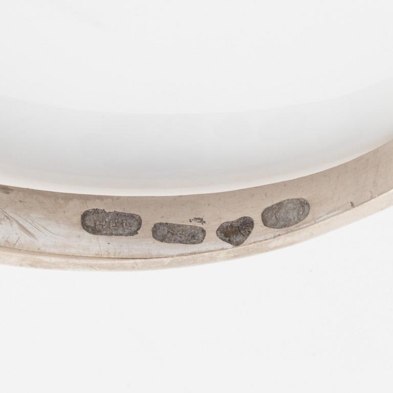 Ringar, 2 st, med briljantslipade diamanter.