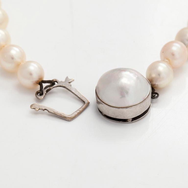 Helminauha, japanilaiset barokkihelmet, lukko 18K valkokultaa.