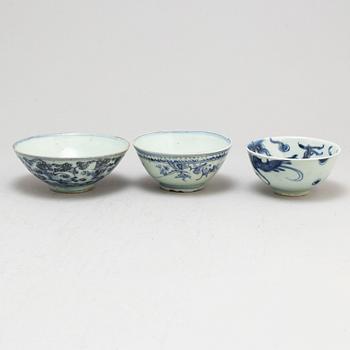 Three blue and white bowls and two jars, Ming dynasty (1368-1644).