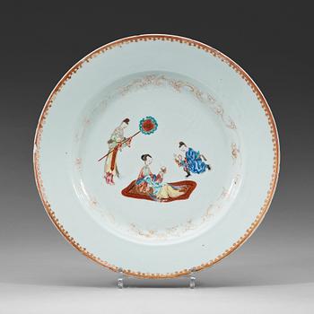 459. A famille rose dish with a figure scene, Qing dynasty, Qianlong (1736-1795).