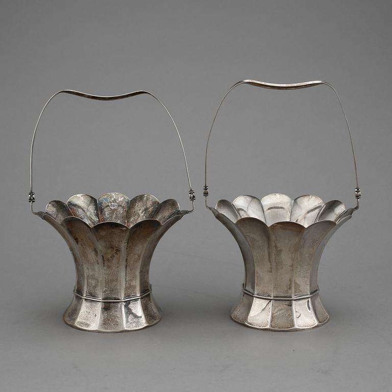 KORGAR, STÄLL och BRICKA, 4 delar, bla silverhalt 800, Tyskland omkring år 1900. Total vikt ca 1155 gram.