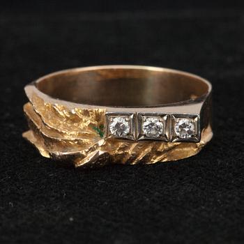 RING, guld 14K, 3 diamanter. Matti Hyvärinen, 1970-tal. 5,5 g.